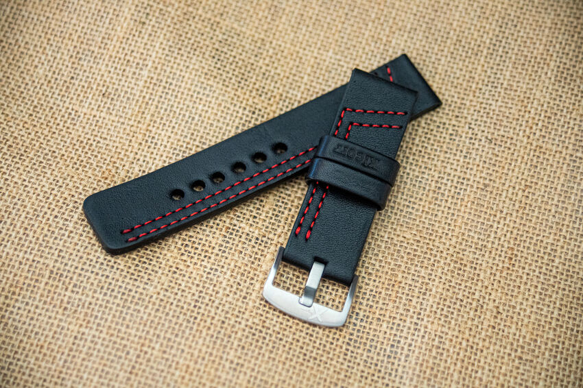 Pasek czarny skórzany ukośne czerwone przeszycie 24 mm